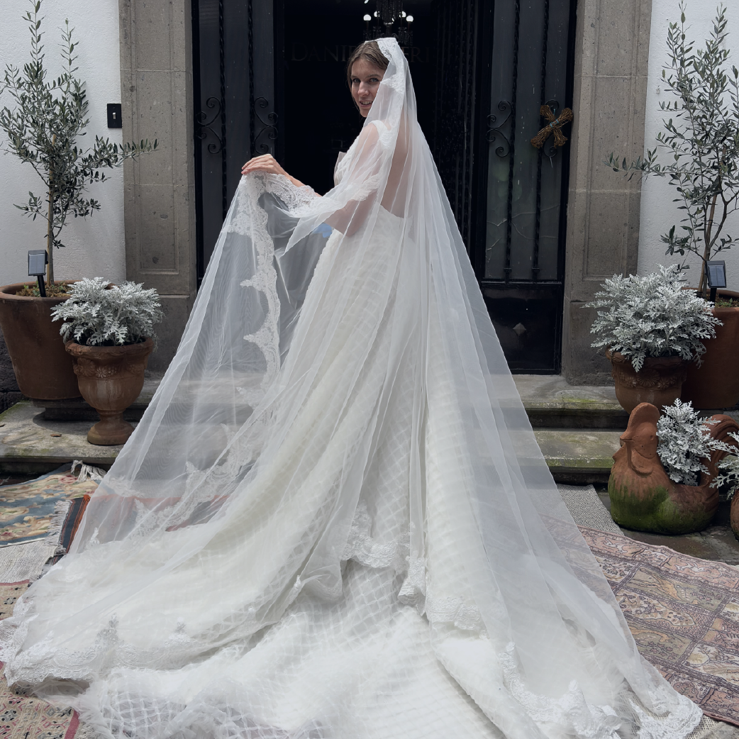 ¿CUÁNTO TIEMPO LLEVA REALMENTE HACER UN VESTIDO DE NOVIA A MEDIDA?